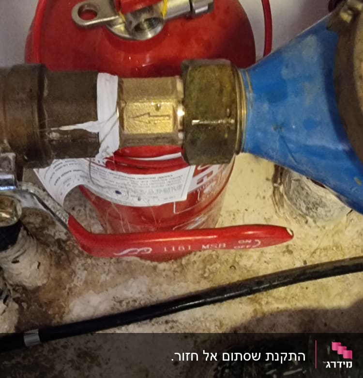 חיבור צינור עם ברז ומחבר מתכת